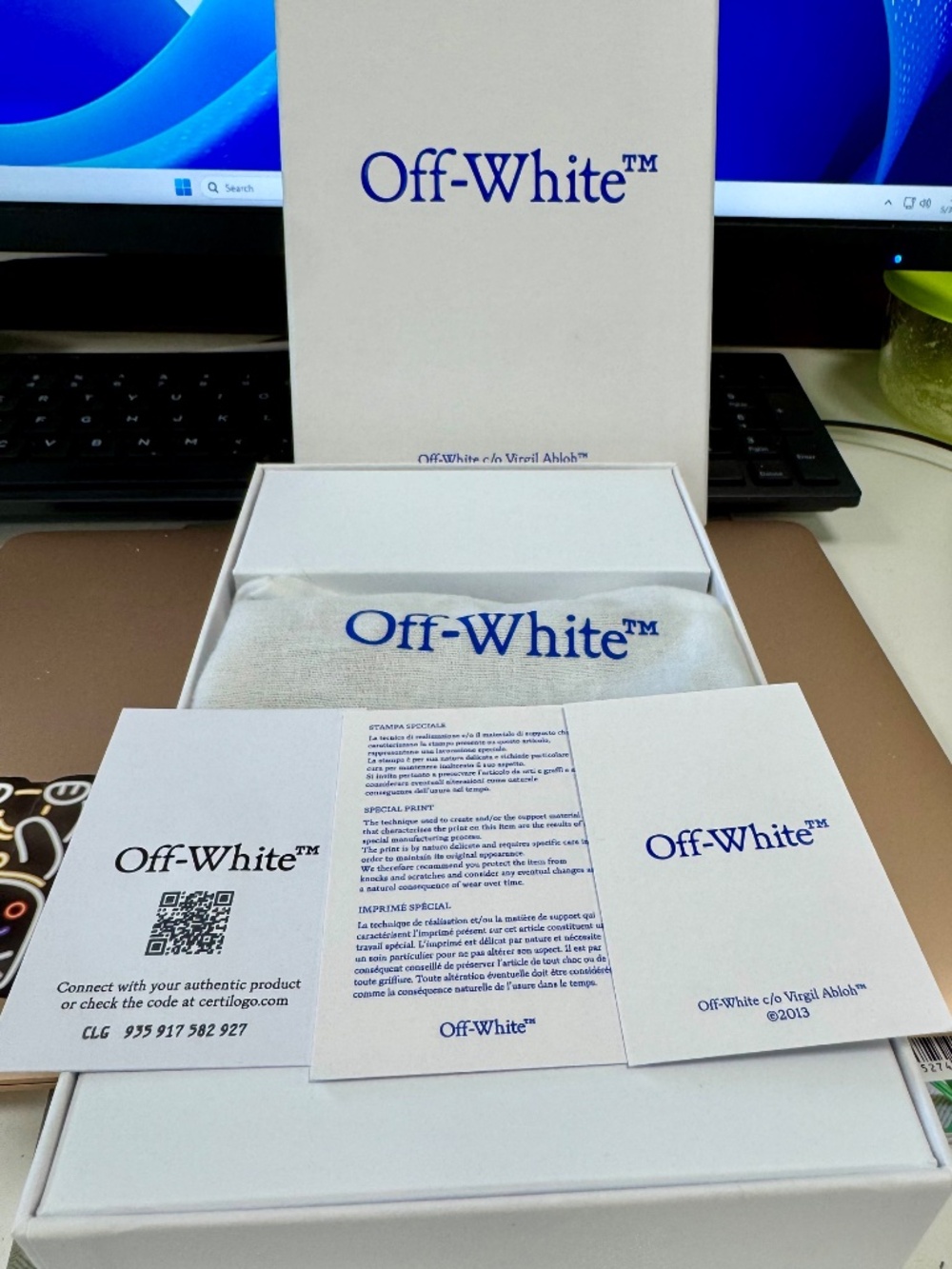 Off-White Bi-Fold Wallet - Picture 3 of 3
